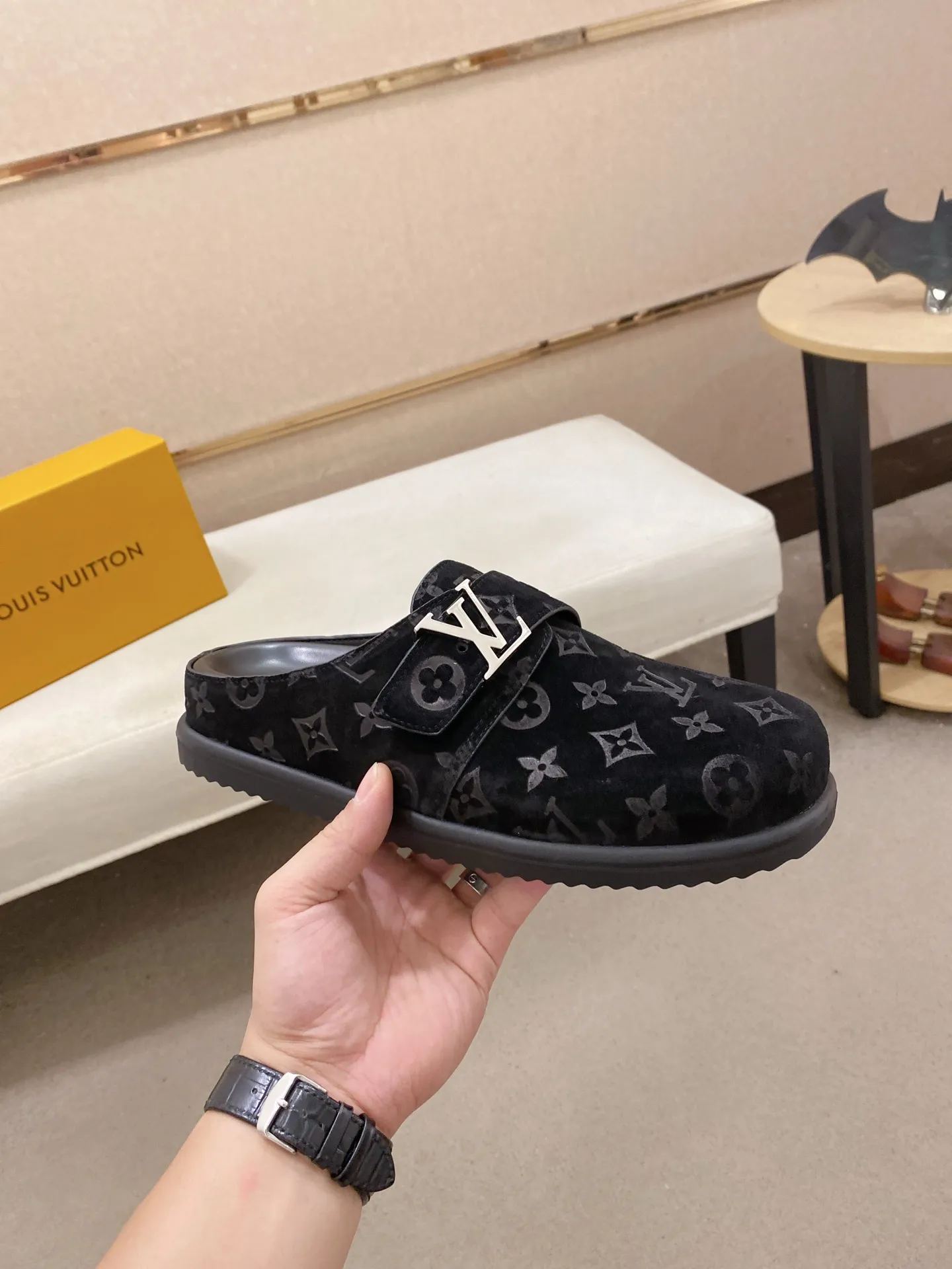 Men's shoes💰: 220💰38-45, LV Easy 2025 new men's casual sandals and slippers, made of suede cow leather, with Monogram pattern to highlight the trendy style. Adjustable straps illuminated with LV letters, while a resilient insole and micro outsole provide lightweight comfort. Made of suede cow leather with embossed Monogram pattern and brand element metal hardware✅Adjustable straps➕Tough insole‼ ️Micro outsole. Comfortable and easy to wear‼ ️